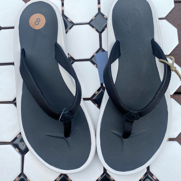 OluKai Shoes - Olukai Pi’Oe Sandals. Size 8 New with tags.